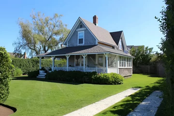 rental property in 6 East Lincoln Avenue