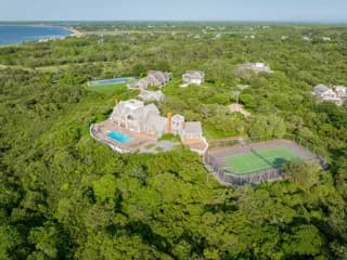 rental property in 4 Shawkemo Hills Lane & 2 Wingspread Lane