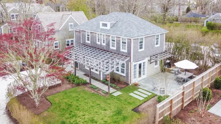 rental property in 2 Howard Court