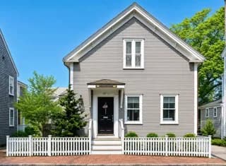 rental property in 42B Union Street